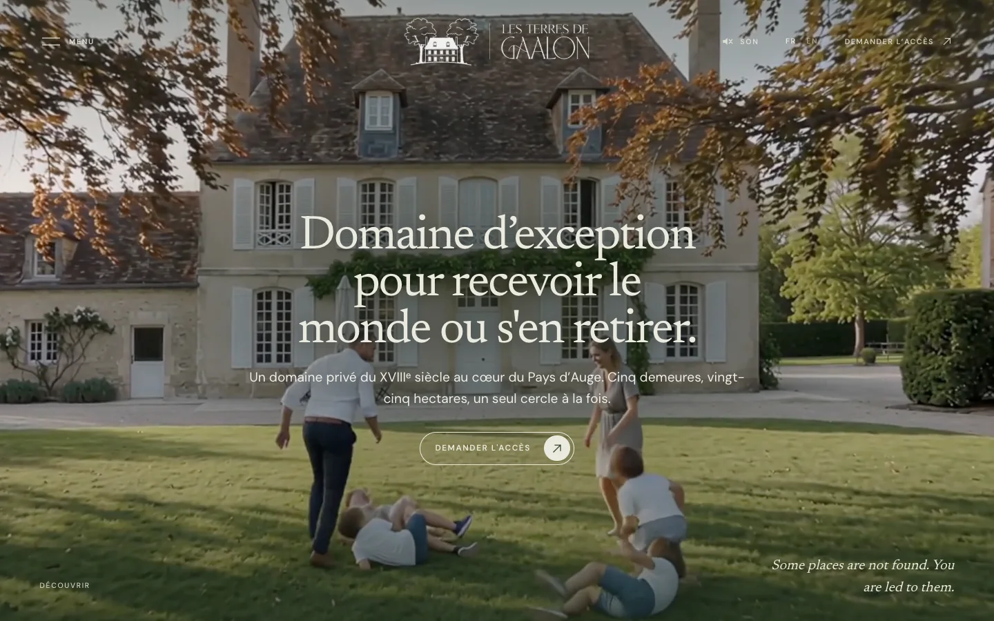 Hero vidéo de la refonte des Terres de Gaalon devant la façade du domaine