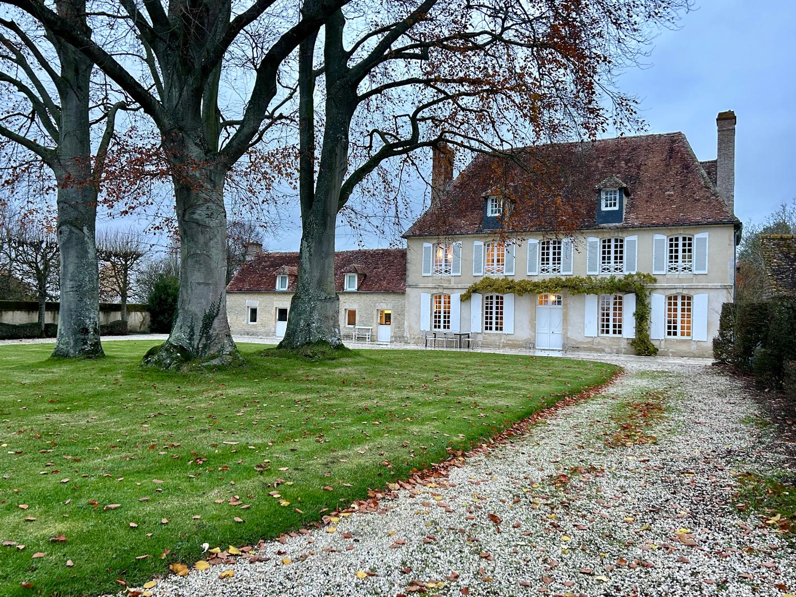 Façade du domaine vue depuis l’allée