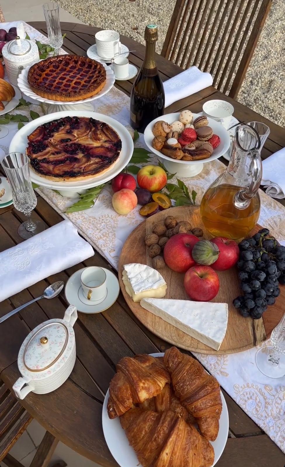 Table dressée en extérieur aux Terres de Gaalon